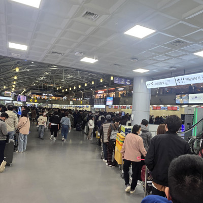 김해공항..사람이 어마어마 하네요